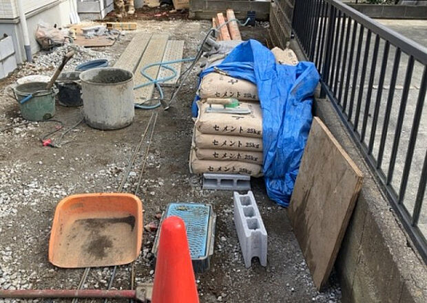 【庭_2】庭のある家に住むことのメリットとして、子どもたちの遊び場を確保できること、ガーデニングや家庭菜園を楽しめること、明るさを確保できることがあります。また、配置を工夫することでプライバシーが確保できます。