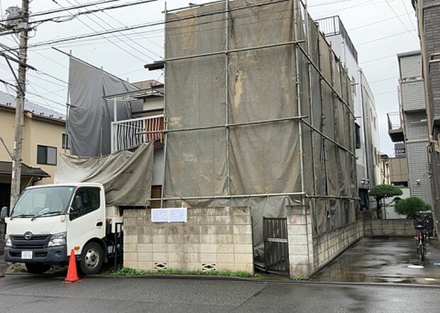 【庭_2】庭のある家に住むことのメリットとして、子どもたちの遊び場を確保できること、ガーデニングや家庭菜園を楽しめること、明るさを確保できることがあります。また、配置を工夫することでプライバシーが確保できます。