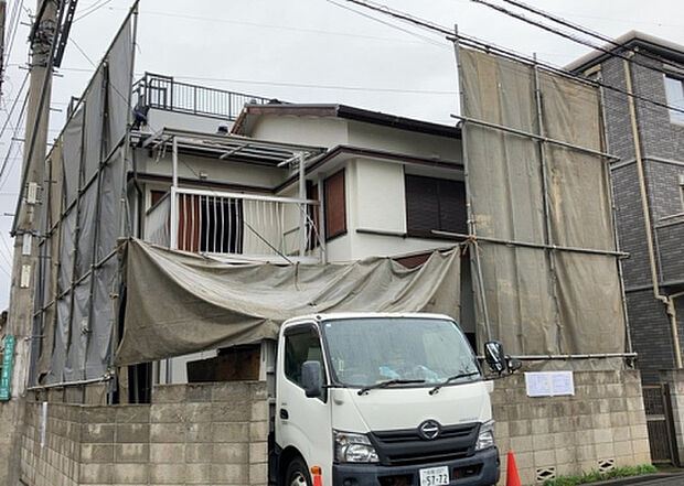 【玄関】玄関は家の顔でもあり、家族以外の目にも止まる場所です。玄関は外との間を仕切る扉、靴などをしまっておく収納スペース、靴脱ぎのたたきスペース、来客とのやり取りをするドアホンなど複数のアイテムからなります。