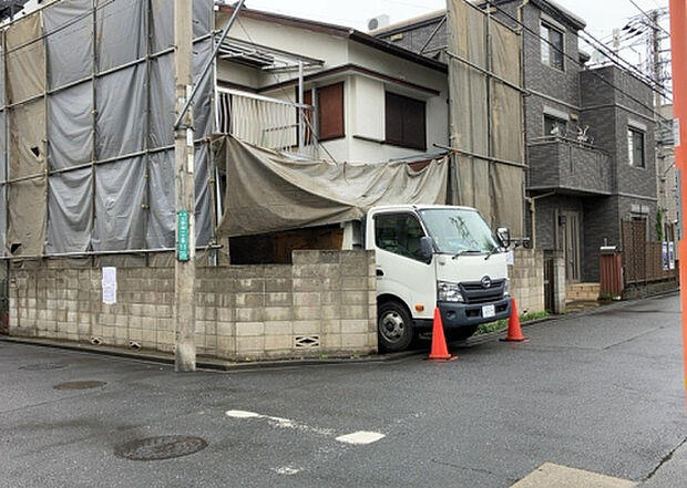 【駐車場_2】駐車場と明記されていても、最小スペースでつくられた駐車場だと大型車は駐車できなかったり、出入りしにくくなったりする可能性があります。お車のサイズと購入したい物件の駐車場のサイズを現地で確認しましょう。