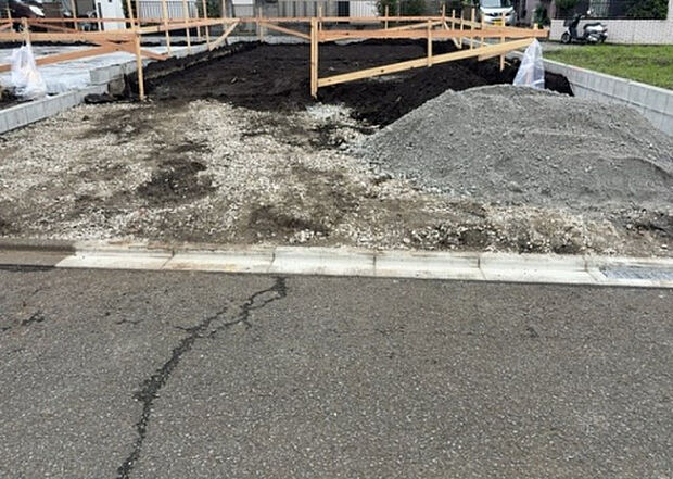 【駐車場_2】駐車場と明記されていても、最小スペースでつくられた駐車場だと大型車は駐車できなかったり、出入りしにくくなったりする可能性があります。お車のサイズと購入したい物件の駐車場のサイズを現地で確認しましょう。