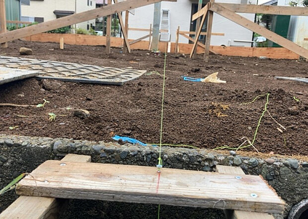 【外観_3】現地に行くなら、物件の周囲の地形がどうなっているかを見ることも大切です。周辺より低くなっている土地では、大雨などで水が集まりやすいため、地盤が弱くなっているということも考えられるため、注意が必要です。