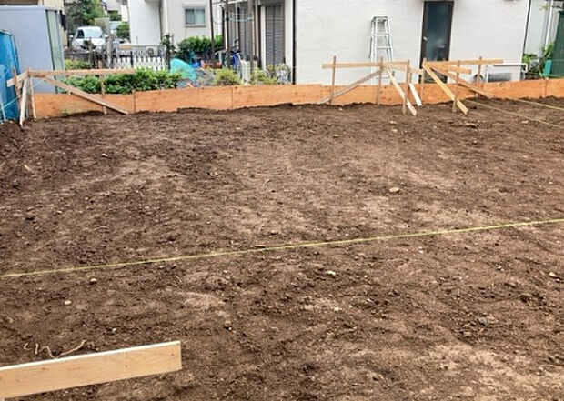 【構造・工法・仕様_2】ベタ基礎とは、柱の位置に関係なく全体に基礎がある事を指し、面積が大きい分建物の重さを全体に分散できます。また、地面からの湿気や害虫を遮断でき、木造住宅で心配されるシロアリ被害を防ぐ効果も期待できます。