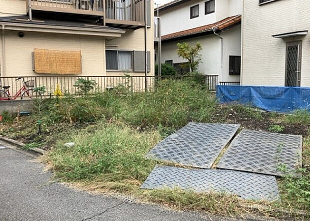 【庭_2】庭のある家に住むことのメリットとして、子どもたちの遊び場を確保できること、ガーデニングや家庭菜園を楽しめること、明るさを確保できることがあります。また、配置を工夫することでプライバシーが確保できます。