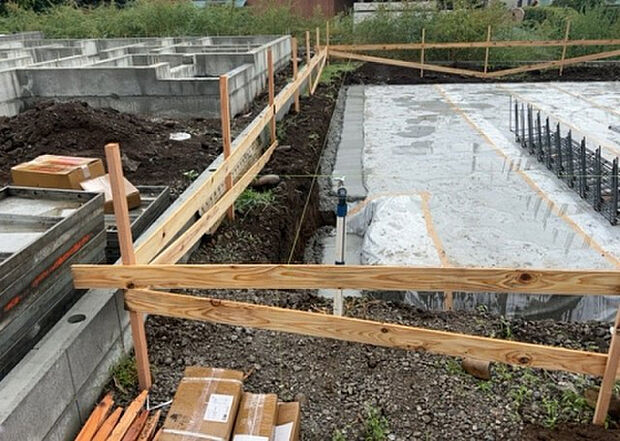 【その他設備】敷地内には、散水栓や立水栓があります。水道水を直接利用できるため、水を運ぶ手間を省くことが出来ます。大量の水を必要とする洗車作業や清掃などに役立ちます。その他設備とあわせて、現地でご確認ください。