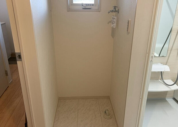 【ランドリースペース】ランドリースペースも気になります。洗濯機置場があり「洗う、干す、取り込む、アイロンがけ、たたむ」など、洗濯に関する家事をするための空間です。広さや収納など付帯設備も含めて、詳細は現地でご確認ください。