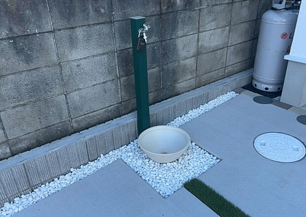 【その他設備】敷地内には、散水栓や立水栓があります。水道水を直接利用できるため、水を運ぶ手間を省くことが出来ます。大量の水を必要とする洗車作業や清掃などに役立ちます。その他設備とあわせて、現地でご確認ください。