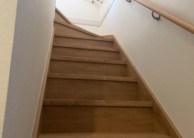 【内装】建物の上下階の通路である階段は、その位置によって動線や室内の印象が大きく左右されます。手摺にも重要な役割があり、転倒の防止・歩行や動作を円滑にして日常生活を支えることを主な目的として設置されています。