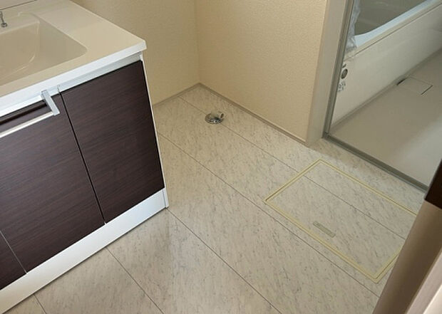 【脱衣場】多くの戸建て住宅で見かける洗面脱衣所は、洗面台と洗濯機が2畳ほどのスペースに並べられていて、洗面所が脱衣所を兼ね備えている間取りが一般的です。お客様が利用することもある、パブリックな空間でもあります。