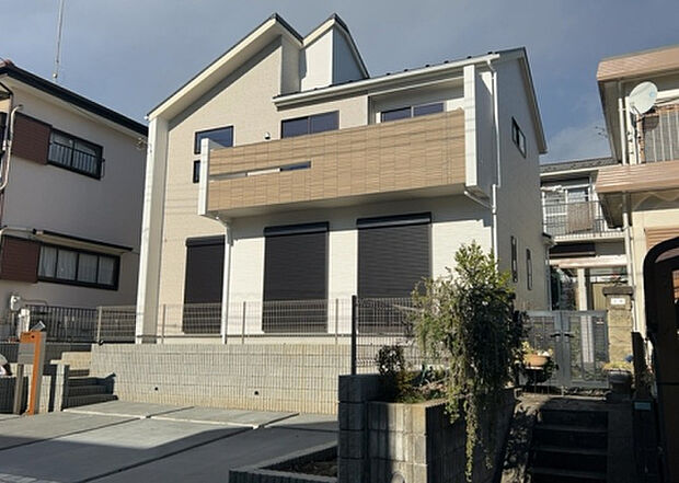 【前面道路含む現地写真_2】お持ちの車種によっては前面道路が広い方が便利でしょう。しかし、前面道路が広ければその分交通量が多くなるため、騒音などが気になる場合があります。実際に現地を見学し、周辺交通量や騒音などを確認しましょう！