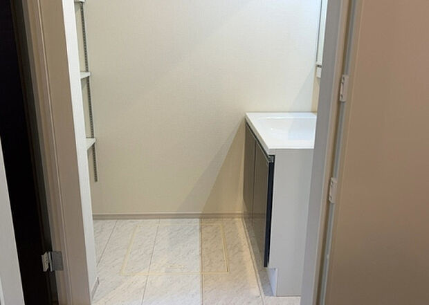 【脱衣場】多くの戸建て住宅で見かける洗面脱衣所は、洗面台と洗濯機が2畳ほどのスペースに並べられていて、洗面所が脱衣所を兼ね備えている間取りが一般的です。お客様が利用することもある、パブリックな空間でもあります。