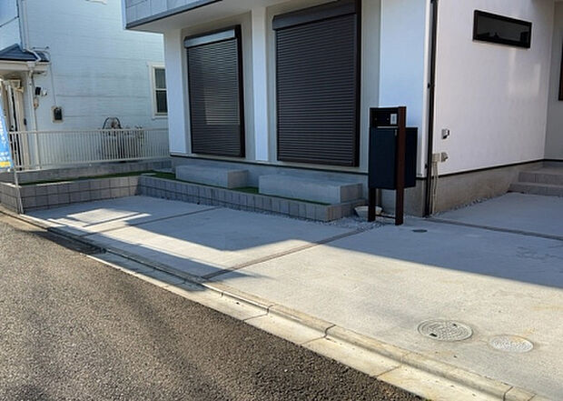 【駐車場】駐車場と明記されていても、最小スペースでつくられた駐車場だと大型車は駐車できなかったり、出入りしにくくなったりする可能性があります。お車のサイズと購入したい物件の駐車場のサイズを現地で確認しましょう。