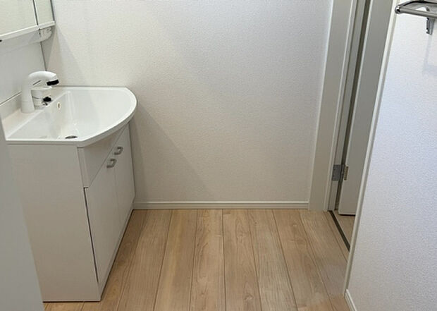 【脱衣場】多くの戸建て住宅で見かける洗面脱衣所は、洗面台と洗濯機が2畳ほどのスペースに並べられていて、洗面所が脱衣所を兼ね備えている間取りが一般的です。お客様が利用することもある、パブリックな空間でもあります。