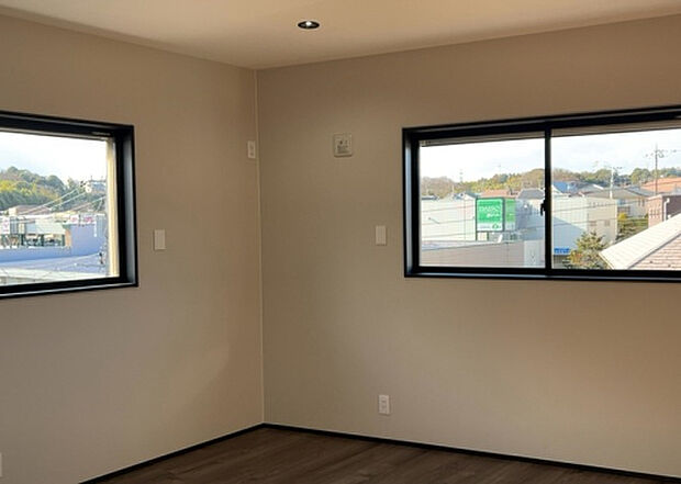 【洋室】洋室のメリットは重い家具が置きやすく、身の回りが整理しやすいことです。 床がフローリングのため畳とは異なり凹みにくいです。 クローゼットなど収納が豊富で、普段使わない旅行カバンや服の整頓も簡単にです。