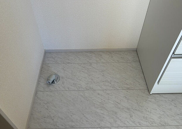 【ランドリースペース】ランドリースペースも気になります。洗濯機置場があり「洗う、干す、取り込む、アイロンがけ、たたむ」など、洗濯に関する家事をするための空間です。広さや収納など付帯設備も含めて、詳細は現地でご確認ください。