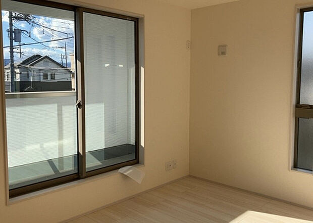 【洋室】洋室のメリットは重い家具が置きやすく、身の回りが整理しやすいことです。 床がフローリングのため畳とは異なり凹みにくいです。 クローゼットなど収納が豊富で、普段使わない旅行カバンや服の整頓も簡単にです。