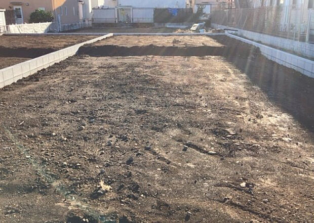 【玄関_2】玄関は、狭すぎると複数人で使いにくく、広すぎても無駄な空間になりがちです。最低2畳を目安にして、家の広さとの兼ね合いや家族の人数を考慮して決めるとよいでしょう。現地を見学して快適な玄関を選びましょう！