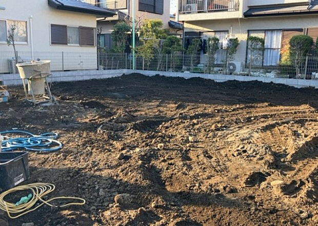 【構造・工法・仕様_2】ベタ基礎とは、柱の位置に関係なく全体に基礎がある事を指し、面積が大きい分建物の重さを全体に分散できます。また、地面からの湿気や害虫を遮断でき、木造住宅で心配されるシロアリ被害を防ぐ効果も期待できます。