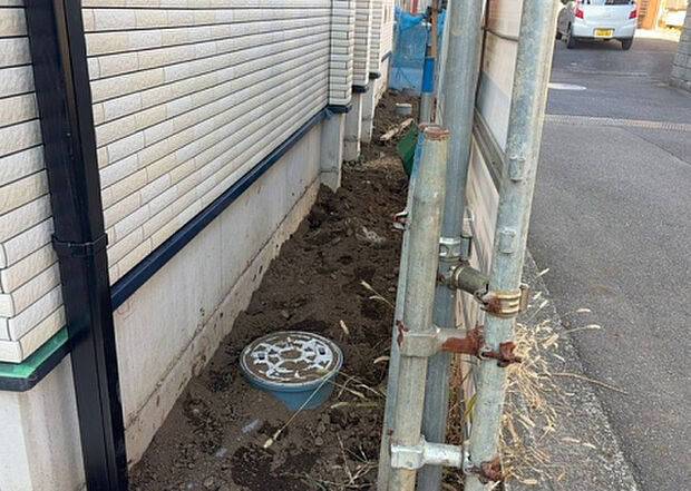 【庭_2】庭のある家に住むことのメリットとして、子どもたちの遊び場を確保できること、ガーデニングや家庭菜園を楽しめること、明るさを確保できることがあります。また、配置を工夫することでプライバシーが確保できます。