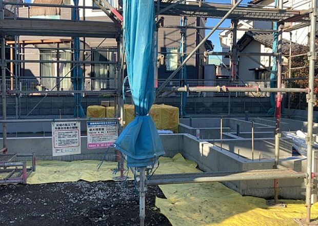 【外観_3】現地に行くなら、物件の周囲の地形がどうなっているかを見ることも大切です。周辺より低くなっている土地では、大雨などで水が集まりやすいため、地盤が弱くなっているということも考えられるため、注意が必要です。