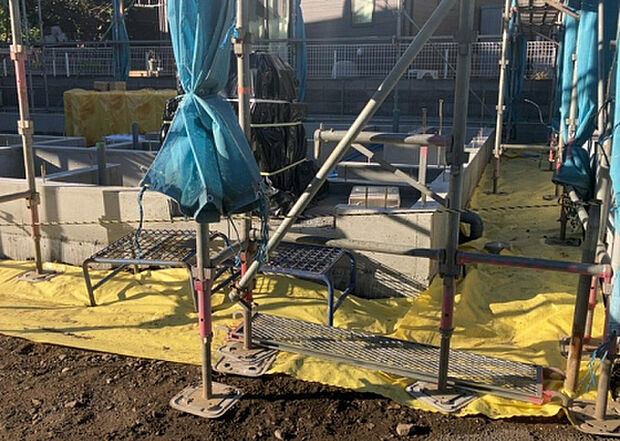 【玄関_2】玄関は、狭すぎると複数人で使いにくく、広すぎても無駄な空間になりがちです。最低2畳を目安にして、家の広さとの兼ね合いや家族の人数を考慮して決めるとよいでしょう。現地を見学して快適な玄関を選びましょう!