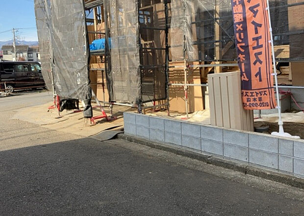 【庭_2】庭のある家に住むことのメリットとして、子どもたちの遊び場を確保できること、ガーデニングや家庭菜園を楽しめること、明るさを確保できることがあります。また、配置を工夫することでプライバシーが確保できます。