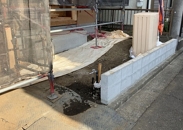 【その他設備】敷地内には、散水栓や立水栓があります。水道水を直接利用できるため、水を運ぶ手間を省くことが出来ます。大量の水を必要とする洗車作業や清掃などに役立ちます。その他設備とあわせて、現地でご確認ください。