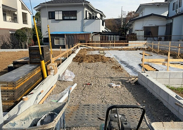 【外観_3】現地に行くなら、物件の周囲の地形がどうなっているかを見ることも大切です。周辺より低くなっている土地では、大雨などで水が集まりやすいため、地盤が弱くなっているということも考えられるため、注意が必要です。