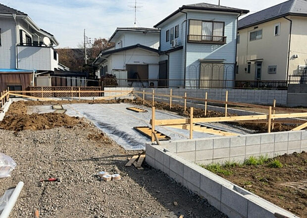 【構造・工法・仕様_2】ベタ基礎とは、柱の位置に関係なく全体に基礎がある事を指し、面積が大きい分建物の重さを全体に分散できます。また、地面からの湿気や害虫を遮断でき、木造住宅で心配されるシロアリ被害を防ぐ効果も期待できます。