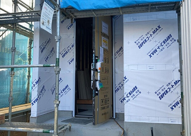 【玄関】玄関は家の顔でもあり、家族以外の目にも止まる場所です。玄関は外との間を仕切る扉、靴などをしまっておく収納スペース、靴脱ぎのたたきスペース、来客とのやり取りをするドアホンなど複数のアイテムからなります。