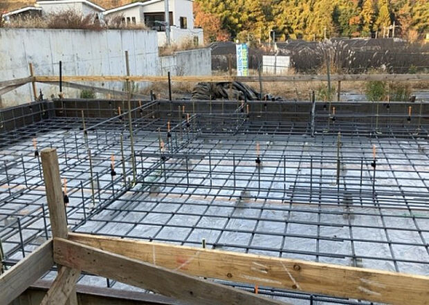 【外観_3】現地に行くなら、物件の周囲の地形がどうなっているかを見ることも大切です。周辺より低くなっている土地では、大雨などで水が集まりやすいため、地盤が弱くなっているということも考えられるため、注意が必要です。