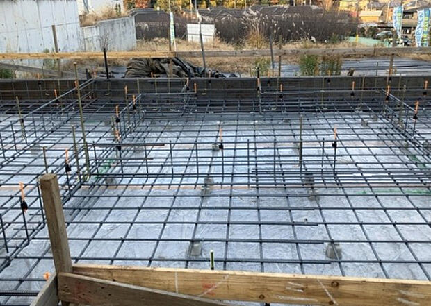 【構造・工法・仕様_2】ベタ基礎とは、柱の位置に関係なく全体に基礎がある事を指し、面積が大きい分建物の重さを全体に分散できます。また、地面からの湿気や害虫を遮断でき、木造住宅で心配されるシロアリ被害を防ぐ効果も期待できます。