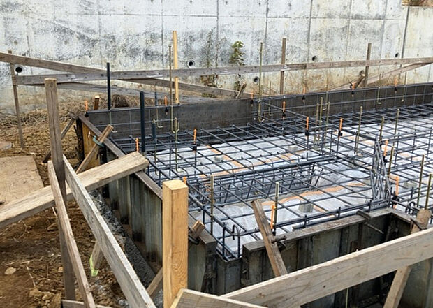 【玄関】玄関は家の顔でもあり、家族以外の目にも止まる場所です。玄関は外との間を仕切る扉、靴などをしまっておく収納スペース、靴脱ぎのたたきスペース、来客とのやり取りをするドアホンなど複数のアイテムからなります。