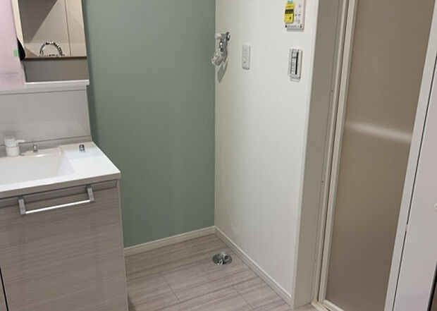 【ランドリースペース】ランドリースペースも気になります。洗濯機置場があり「洗う、干す、取り込む、アイロンがけ、たたむ」など、洗濯に関する家事をするための空間です。広さや収納など付帯設備も含めて、詳細は現地でご確認ください。