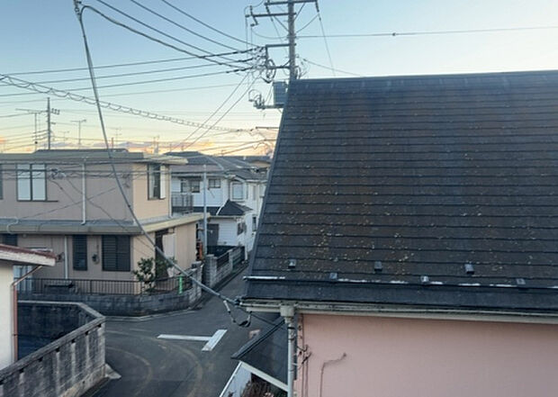 【物件からの展望】眺望を気にして物件を探す場合、前面に建物が建っていないか現地で確認しましょう!前面に建物があると景色はもちろん、日当たりや風通しにも影響が出てきます。住んだ時のことを想像しながら現地見学をしましょう。