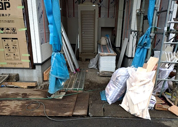 【駐車場_2】駐車場と明記されていても、最小スペースでつくられた駐車場だと大型車は駐車できなかったり、出入りしにくくなったりする可能性があります。お車のサイズと購入したい物件の駐車場のサイズを現地で確認しましょう。
