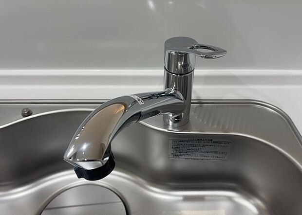 【キッチン水栓】キッチン水栓は、毎日必ず使うものだからこそ、使いやすさが重要です。シャワーヘッドの切り替えがスムーズか、吐水量が調節できるか、水しぶきが飛び散りにくい構造か、浄水機能が付いているかなど、日々の家事を快適にするための機能が数多くあります。また、デザインも多種多様なので、キッチン全体の雰囲気に合わせたものを選ぶことができます。