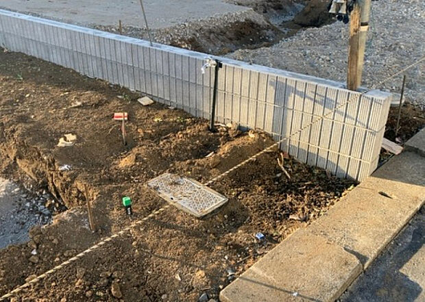 【その他設備】敷地内には、散水栓や立水栓があります。水道水を直接利用できるため、水を運ぶ手間を省くことが出来ます。大量の水を必要とする洗車作業や清掃などに役立ちます。その他設備とあわせて、現地でご確認ください。