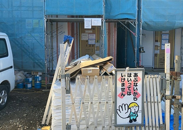 【玄関】玄関は家の顔でもあり、家族以外の目にも止まる場所です。玄関は外との間を仕切る扉、靴などをしまっておく収納スペース、靴脱ぎのたたきスペース、来客とのやり取りをするドアホンなど複数のアイテムからなります。