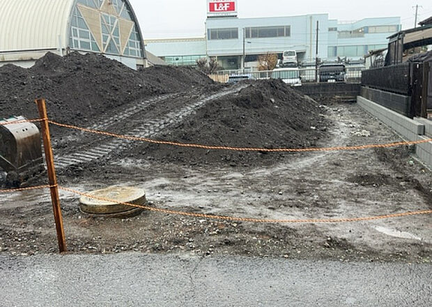 【外観_3】現地に行くなら、物件の周囲の地形がどうなっているかを見ることも大切です。周辺より低くなっている土地では、大雨などで水が集まりやすいため、地盤が弱くなっているということも考えられるため、注意が必要です。