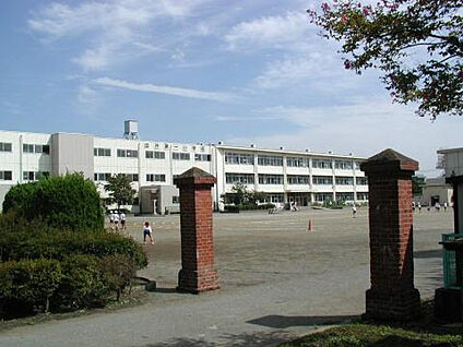 由井第一小学校 707m(徒歩9分)
