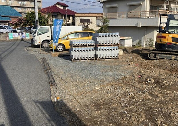 【外観_3】現地に行くなら、物件の周囲の地形がどうなっているかを見ることも大切です。周辺より低くなっている土地では、大雨などで水が集まりやすいため、地盤が弱くなっているということも考えられるため、注意が必要です。