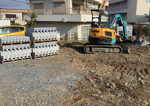 【玄関】玄関は家の顔でもあり、家族以外の目にも止まる場所です。玄関は外との間を仕切る扉、靴などをしまっておく収納スペース、靴脱ぎのたたきスペース、来客とのやり取りをするドアホンなど複数のアイテムからなります。