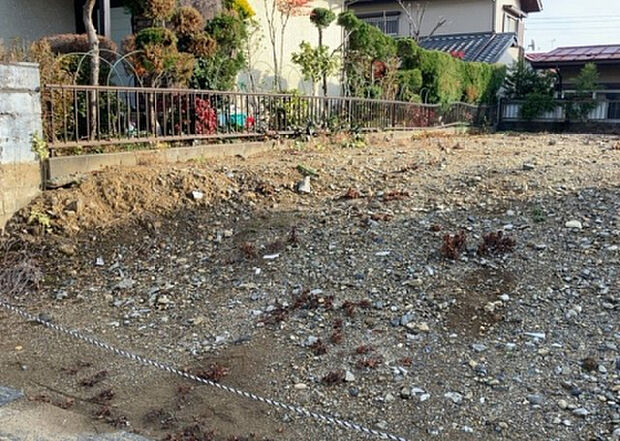 【玄関】玄関は家の顔でもあり、家族以外の目にも止まる場所です。玄関は外との間を仕切る扉、靴などをしまっておく収納スペース、靴脱ぎのたたきスペース、来客とのやり取りをするドアホンなど複数のアイテムからなります。