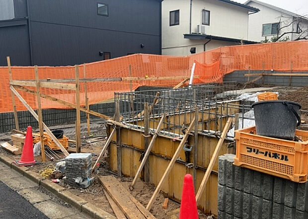 【構造・工法・仕様_2】ベタ基礎とは、柱の位置に関係なく全体に基礎がある事を指し、面積が大きい分建物の重さを全体に分散できます。また、地面からの湿気や害虫を遮断でき、木造住宅で心配されるシロアリ被害を防ぐ効果も期待できます。