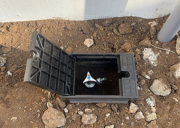 【外水栓】外水栓は、庭の水やりや洗車など、様々な用途に使える便利な設備です。ホースがしっかりと接続できるもの、水圧が安定しているものなど、使い勝手の良いものを選びましょう。また、凍結防止機能が付いているものなら、冬場でも安心して使用できます。