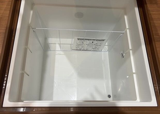 【キッチン床下収納】キッチン床下収納は、調理器具や食器などをスッキリと収納できる便利なスペースです。収納量が多いもの、引き出しがスムーズに開閉するものなど、使い勝手の良いものを選ぶことが大切です。また、湿気がこもりやすい場所なので、通気性の良いものを選ぶこともおすすめです。