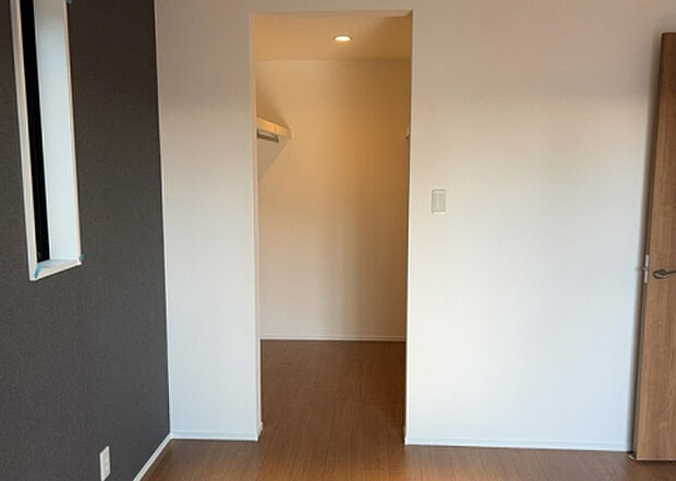 【ウォークインクローゼット】ウォークインクローゼットがあれば、クローゼット内でコーディネートが完成できますし、季節の変わり目に行う衣替えの手間も省けます。また、スーツケースなど大きいものもしまうことができ使い勝手がよいです。