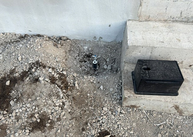 【その他設備】敷地内には、散水栓や立水栓があります。水道水を直接利用できるため、水を運ぶ手間を省くことが出来ます。大量の水を必要とする洗車作業や清掃などに役立ちます。その他設備とあわせて、現地でご確認ください。