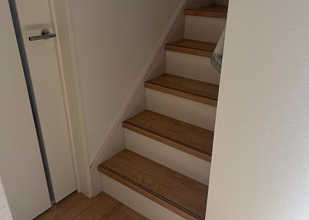 【内装】建物の上下階の通路である階段は、その位置によって動線や室内の印象が大きく左右されます。手摺にも重要な役割があり、転倒の防止・歩行や動作を円滑にして日常生活を支えることを主な目的として設置されています。